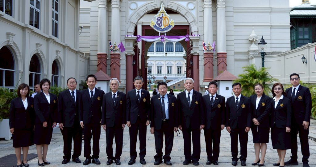 มูลนิธิป่อเต็กตึ๊ง ทูลเกล้าฯ ถวายแจกันดอกไม้และลงนามถวายพระพรชัยมงคล สมเด็จพระนางเจ้าฯ พระบรมราชินี