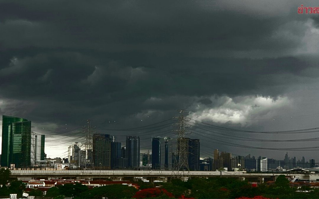 สภาพอากาศวันนี้ กรมอุตุนิยมวิทยา เตือน 42 จังหวัดหนักแน่ กทม.ก็ไม่รอด ฝนตกหนัก